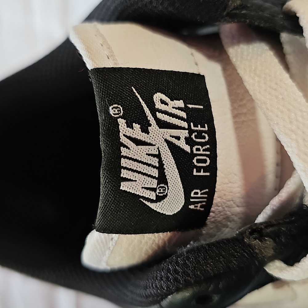 Nike Black and White Athletic Shoes with Sleek Design - Picture 5 of 6
